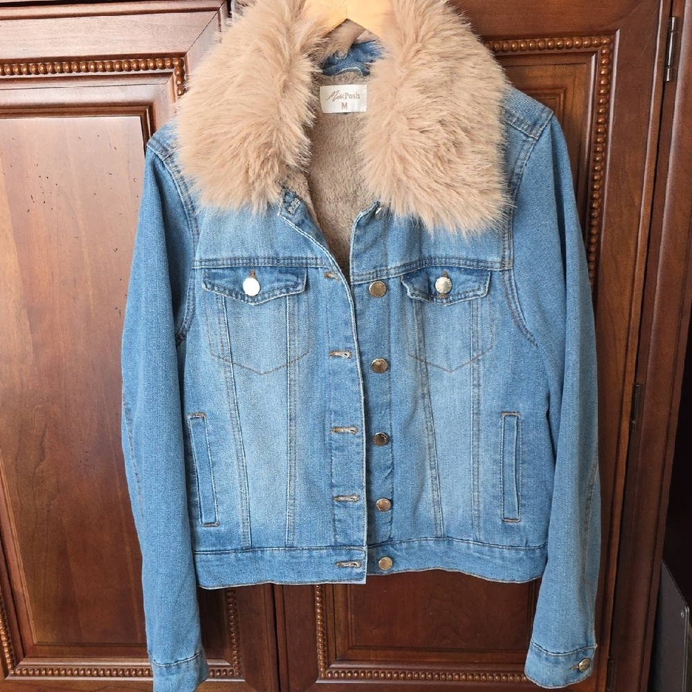 Stylish Denim Jacket with Faux Fur Collar